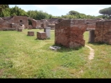 01310 ostia - regio ii - insula i - caserma dei vigili (ii,v,1-2) - porticus  - nordseite - bli ri suedosten - 06-2024.jpg